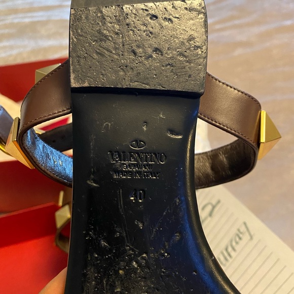 Valentino Garavani’s Roman Stud leather sandals! - Picture 4 of 5